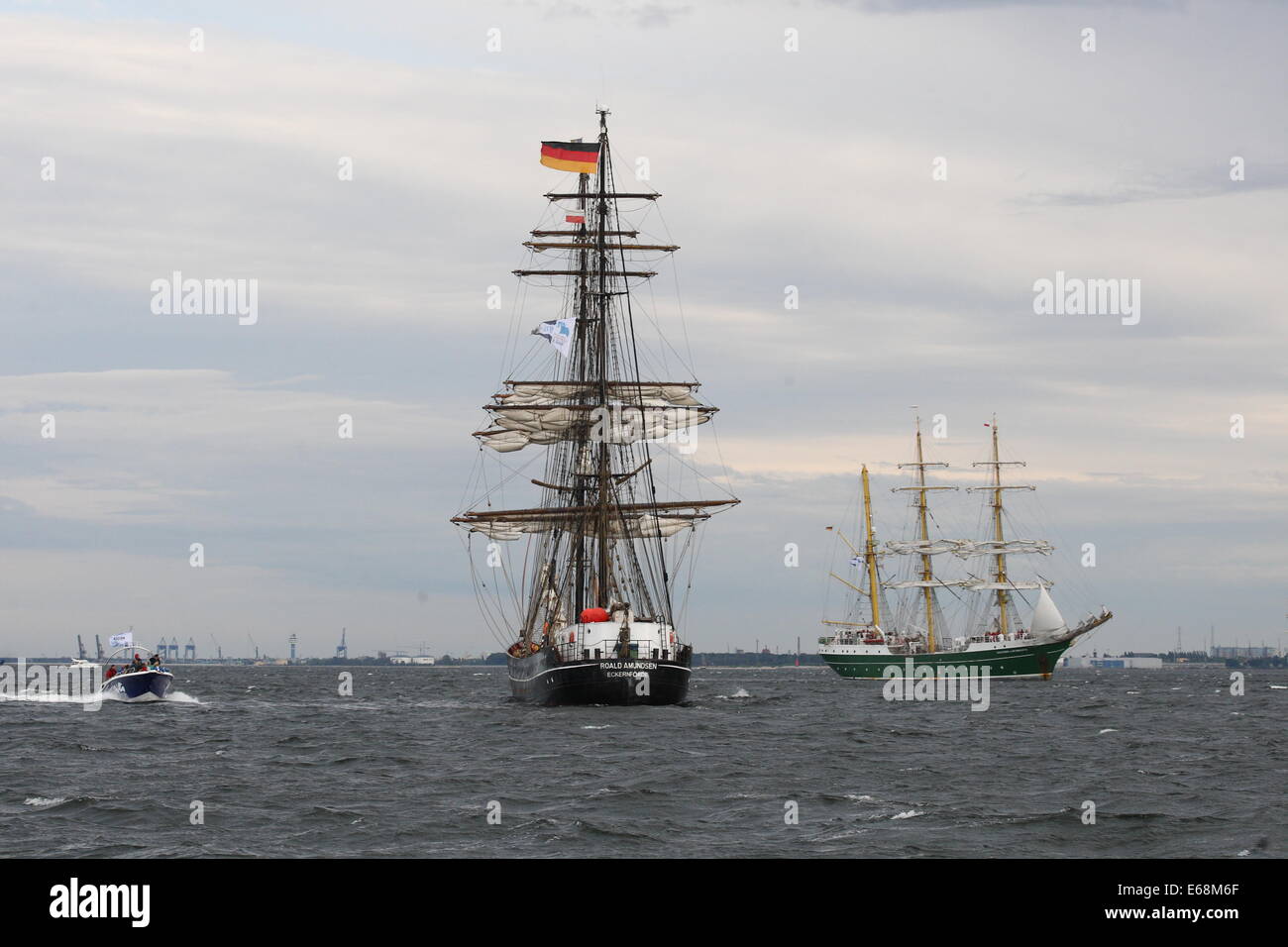 Gdynia, Pologne, 18 août 2014 Gdynia Sail 2014 course des grands voiliers à Gdynia. De grands navires parade à la Baie de Gdansk au cours terminé du tall ship race. Navire allemand Alexander von Humboldt 2 (R) et Roald Amundsen (L) prendre part au défilé Crédit : Michal Fludra/Alamy Live News Banque D'Images