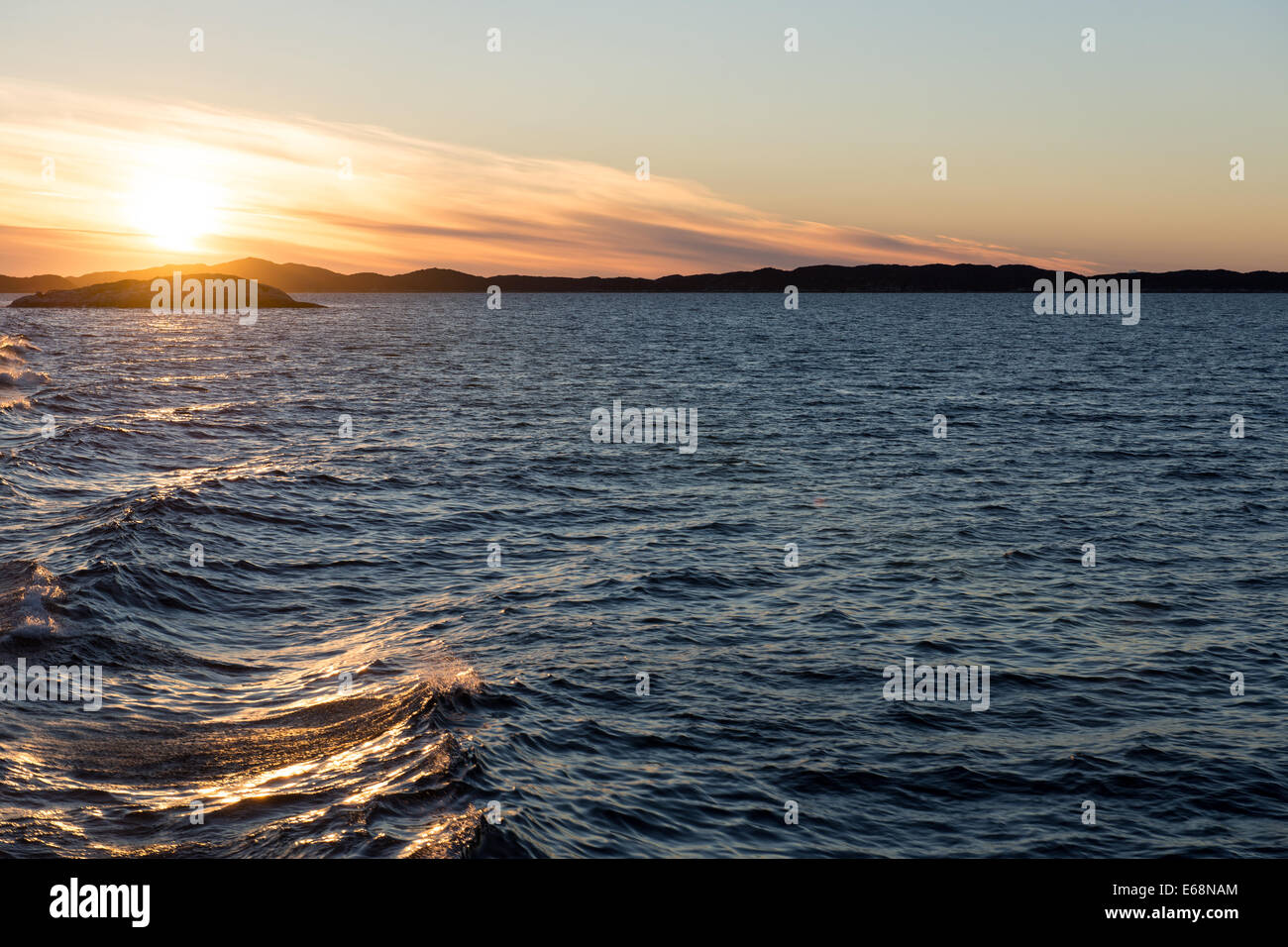 Paysage de l'océan dans l'Arctique avec le coucher du soleil lors d'une soirée Banque D'Images