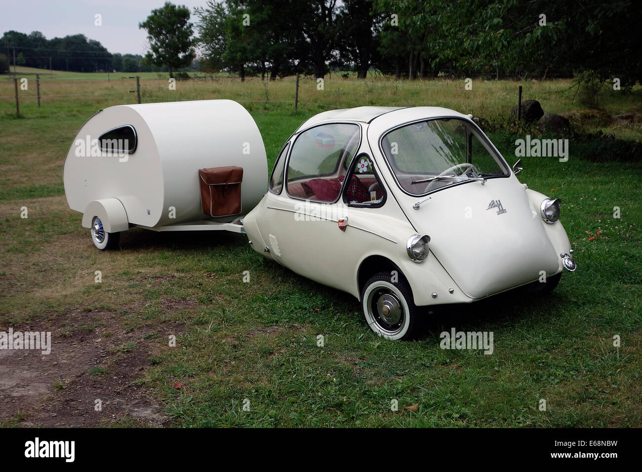 Heinkel Kabine microcar à partir de 1956 avec remorque de camping fait maison. Banque D'Images