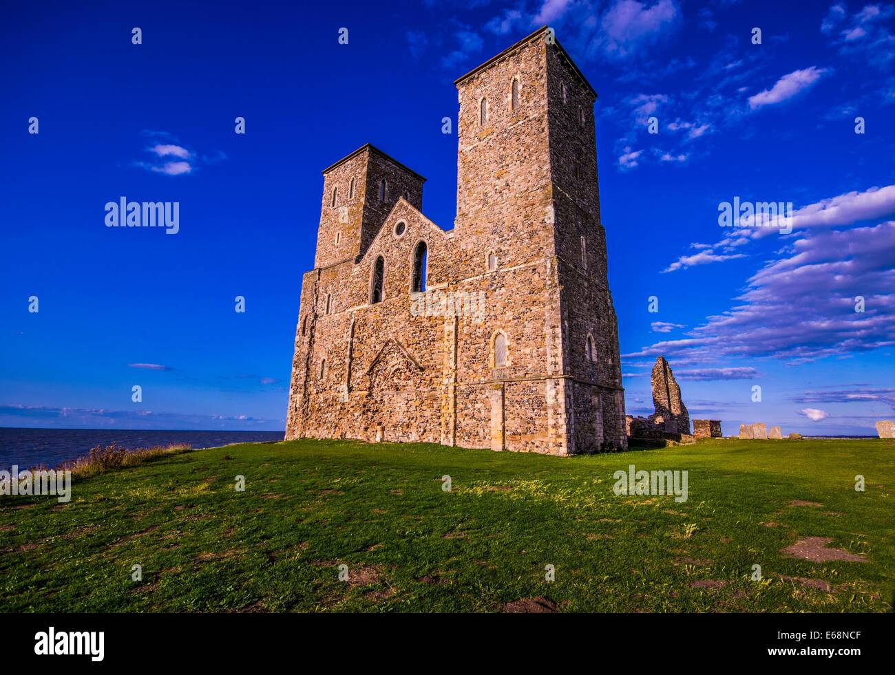 Reculver Castle dans le Kent, UK au coucher du soleil en été Banque D'Images