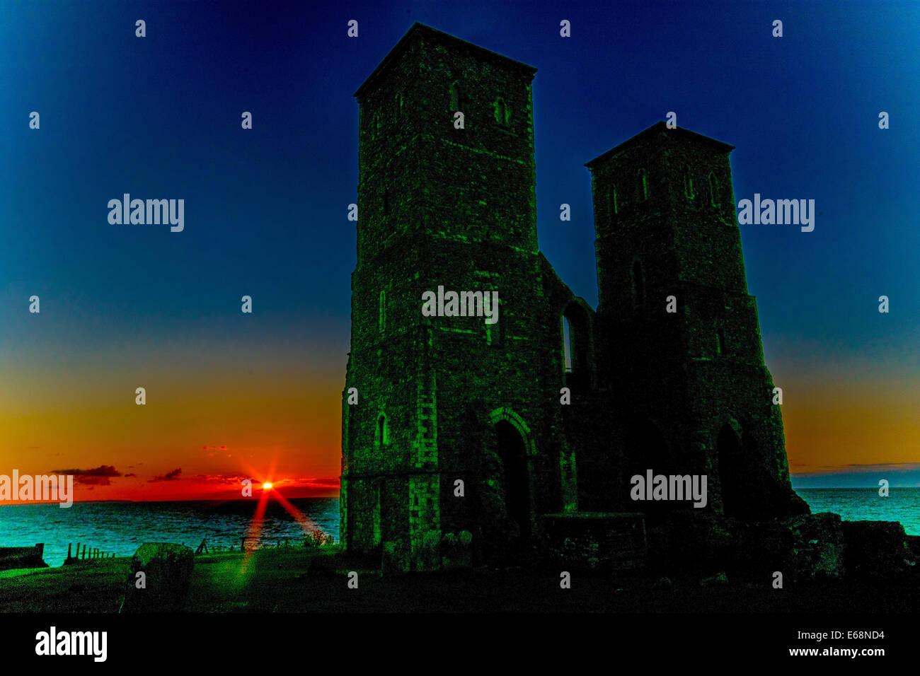 Reculver Castle dans le Kent, UK au coucher du soleil en été Banque D'Images