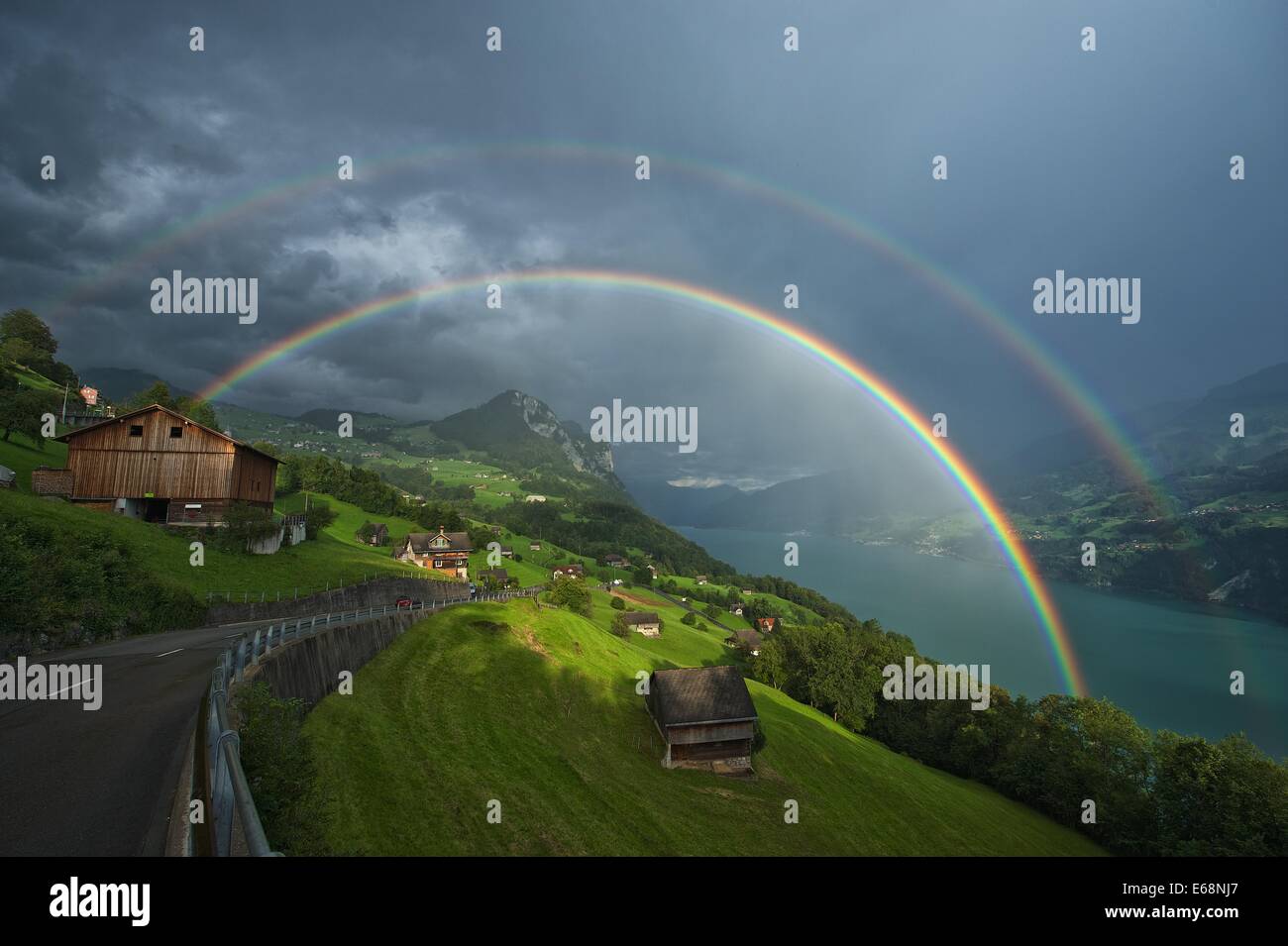 Double arc-en-ciel au-dessus du lac de Walenstadt et l'Amden Banque D'Images