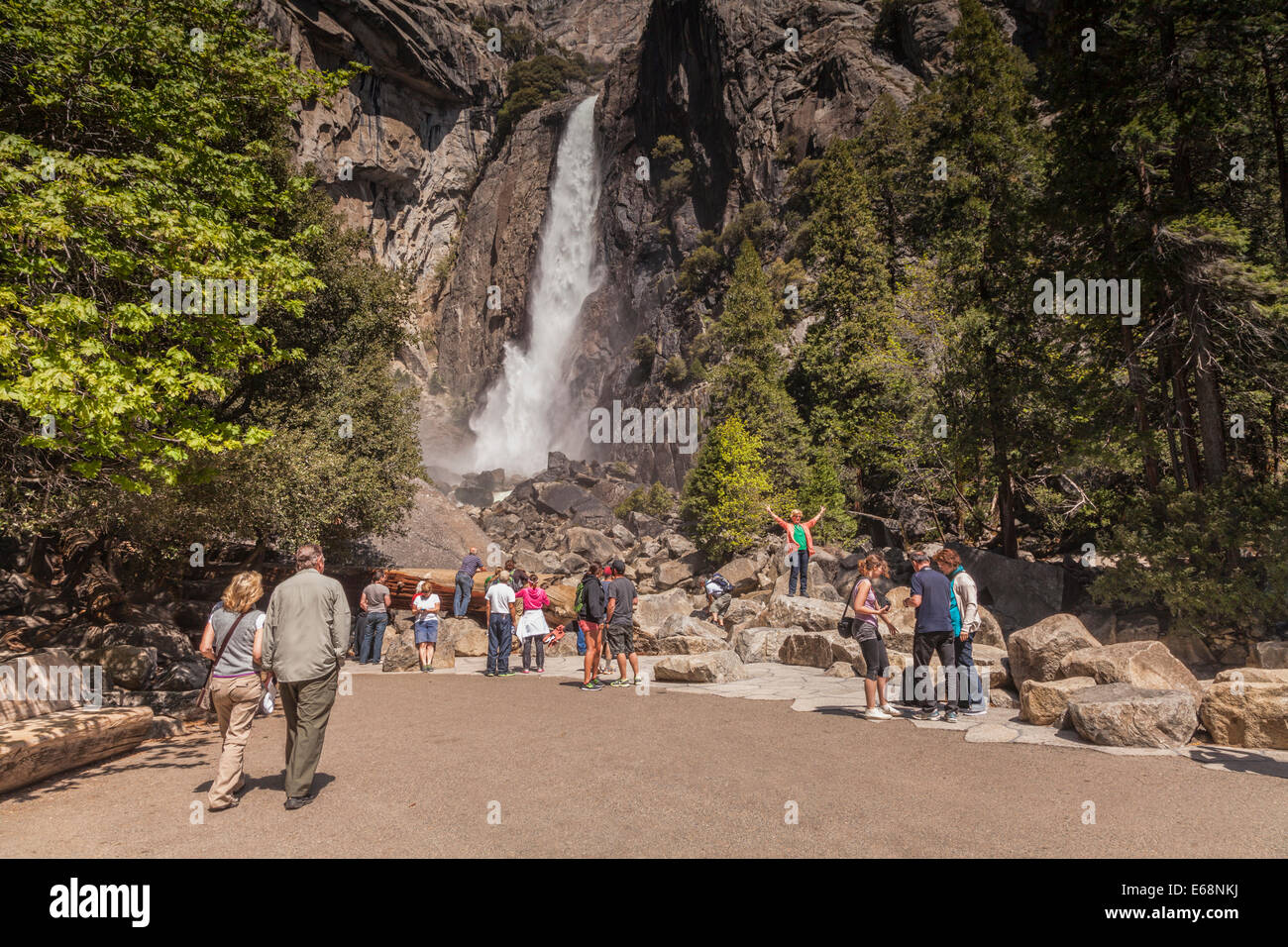 Les touristes à Yosemite Falls, Yosemite National Park, Californie. Banque D'Images