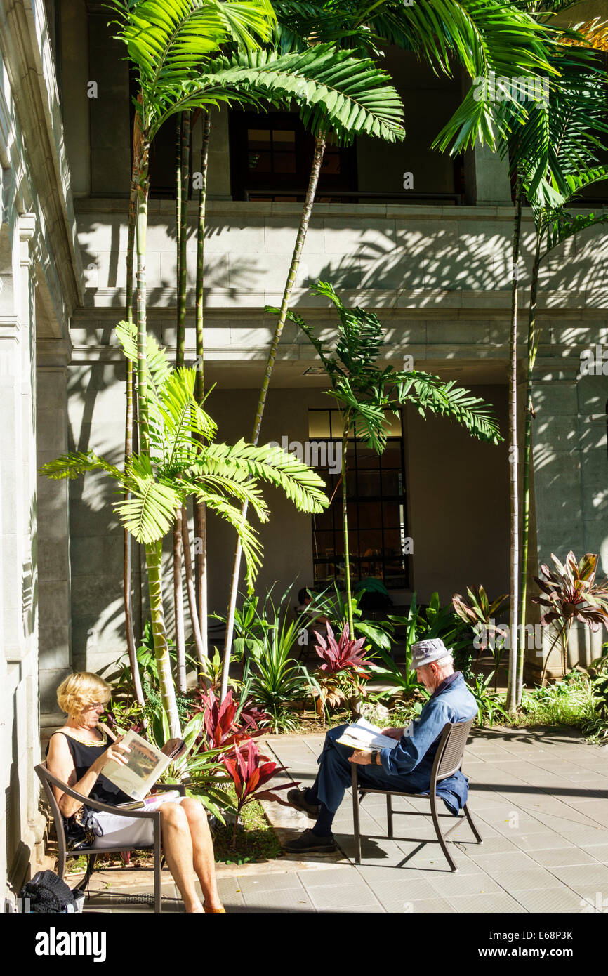 Honolulu Hawaii,Oahu,Hawaiian,Hawaii State Library,cour,homme hommes, senior seniors citoyens citoyens,pensionné,retraités,femme femme wo Banque D'Images