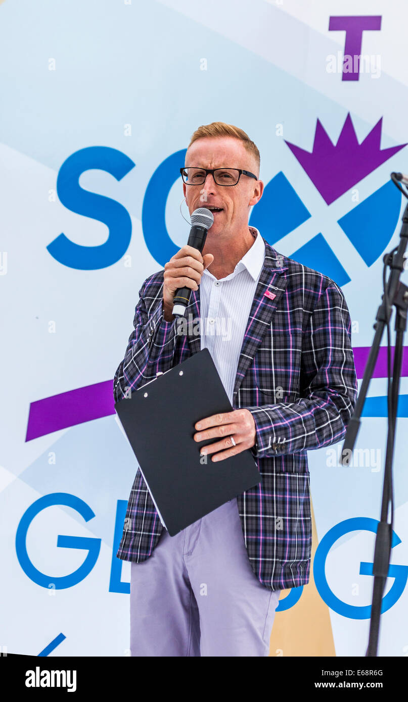 Bryan Burnett, présentateur de télévision et de radio, divertit la foule à George Square alors qu'ils attendaient l'arrivée de l'équipe de l'Écosse, Parade Banque D'Images