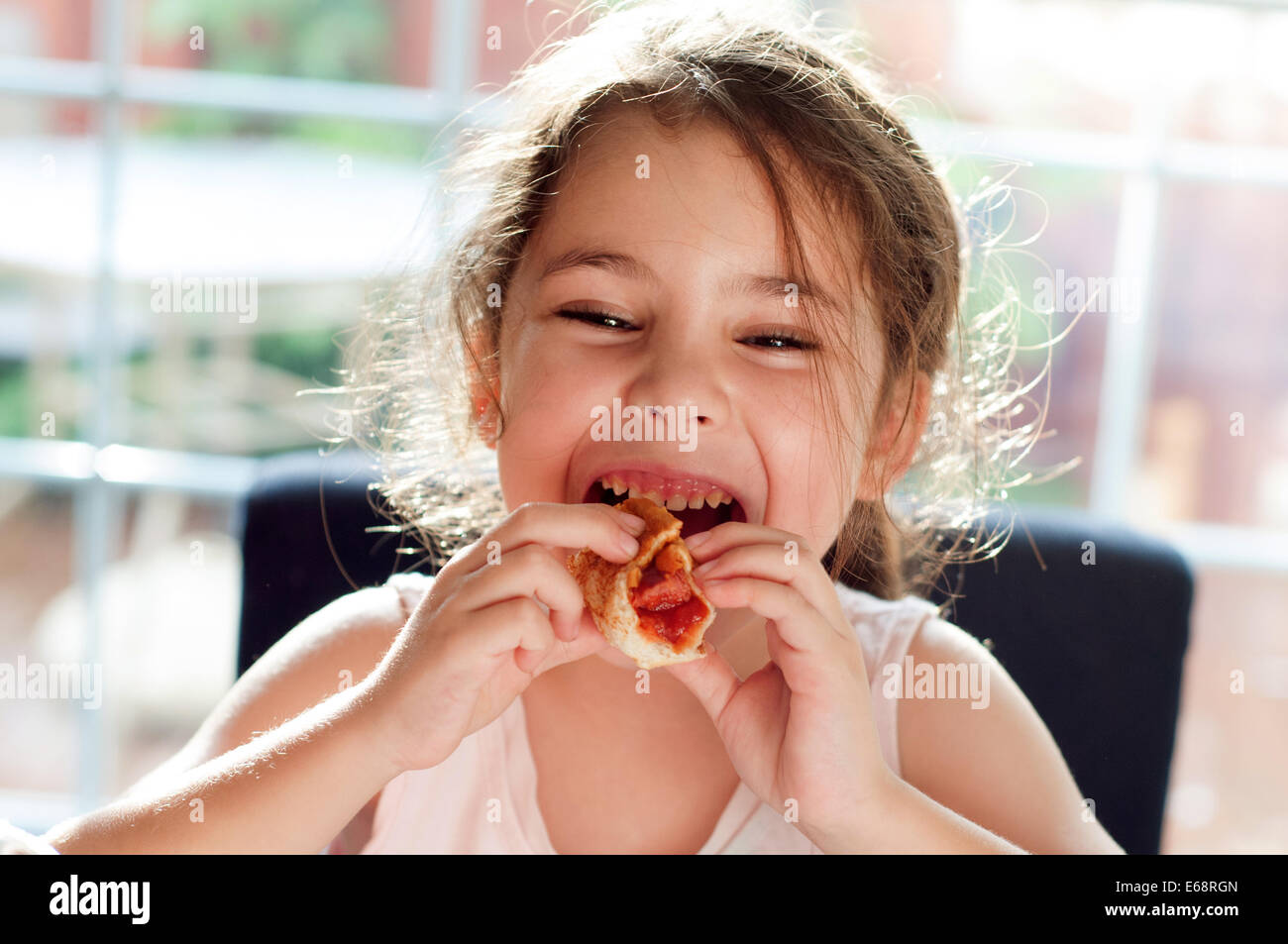 Girl eating hot-dog avec du ketchup Banque D'Images