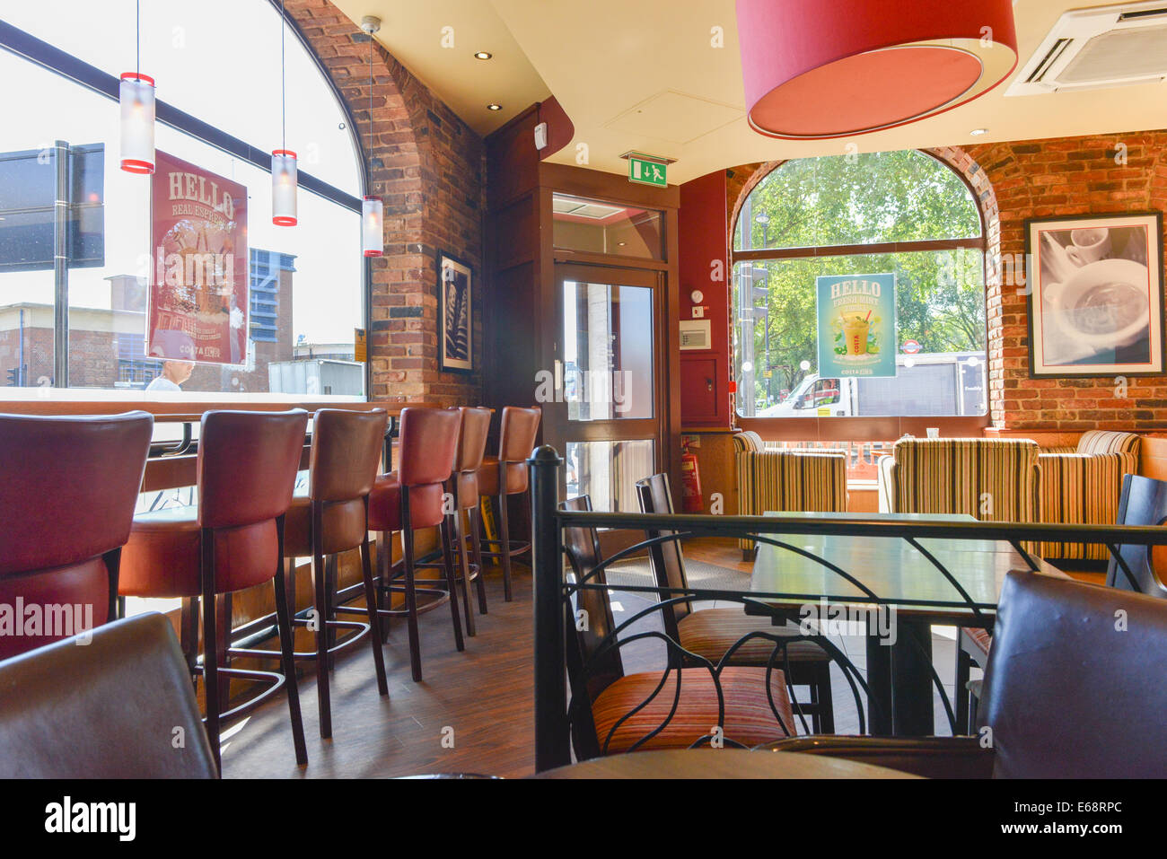 À l'intérieur d'un café Costa cafe à Turnpike Lane Londres Banque D'Images