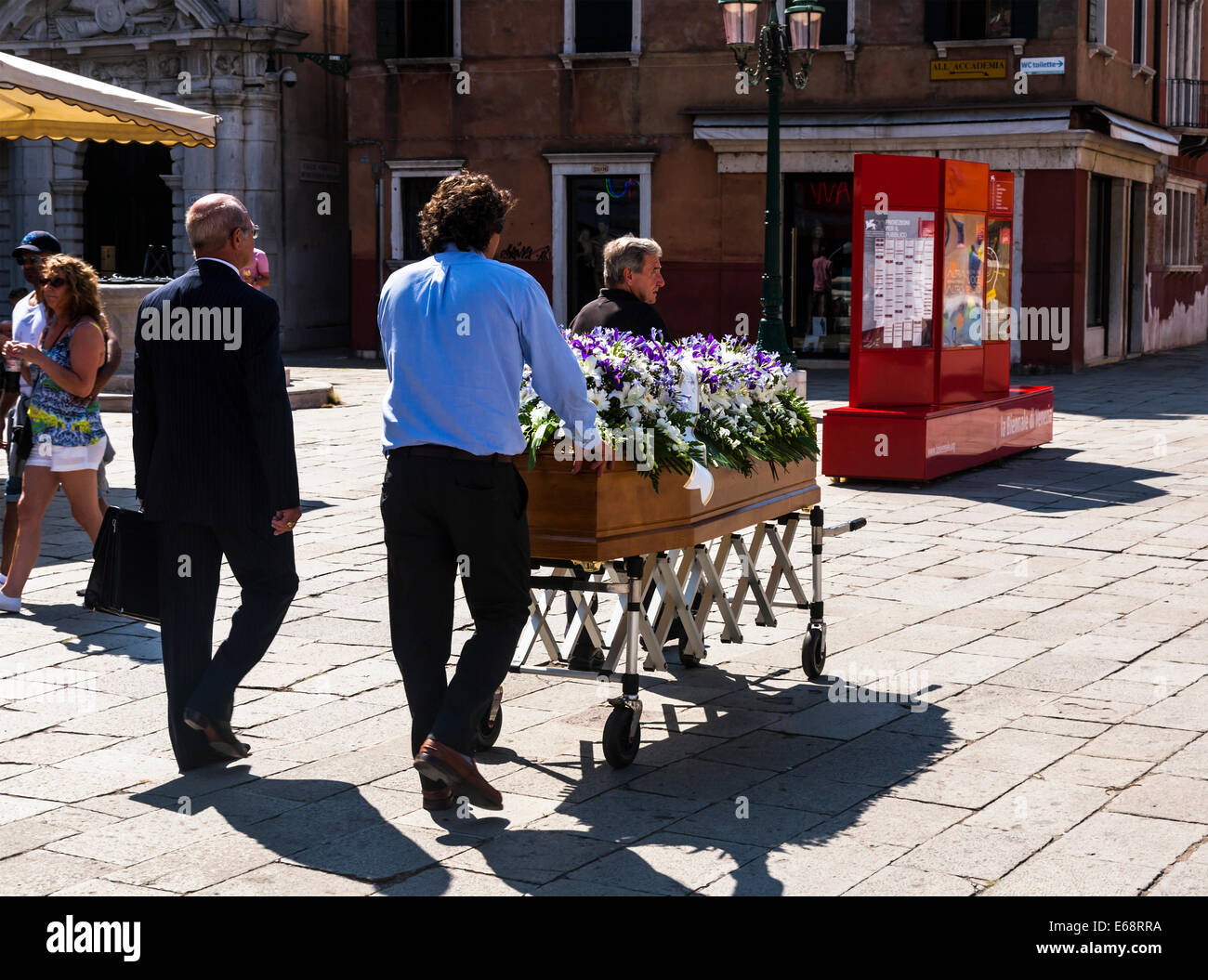Funérailles à Venise avec le cercueil, poussé dans les rues sur un chariot, la Vénétie en Italie. Banque D'Images