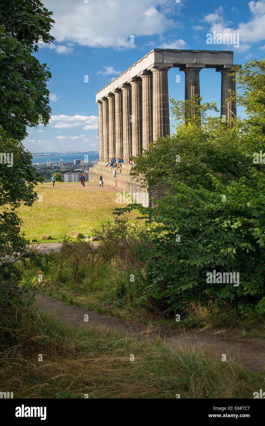 Les touristes en dessous du National Monument inachevé sur Calton Hill, Edinburgh, Lothian, Ecosse Banque D'Images