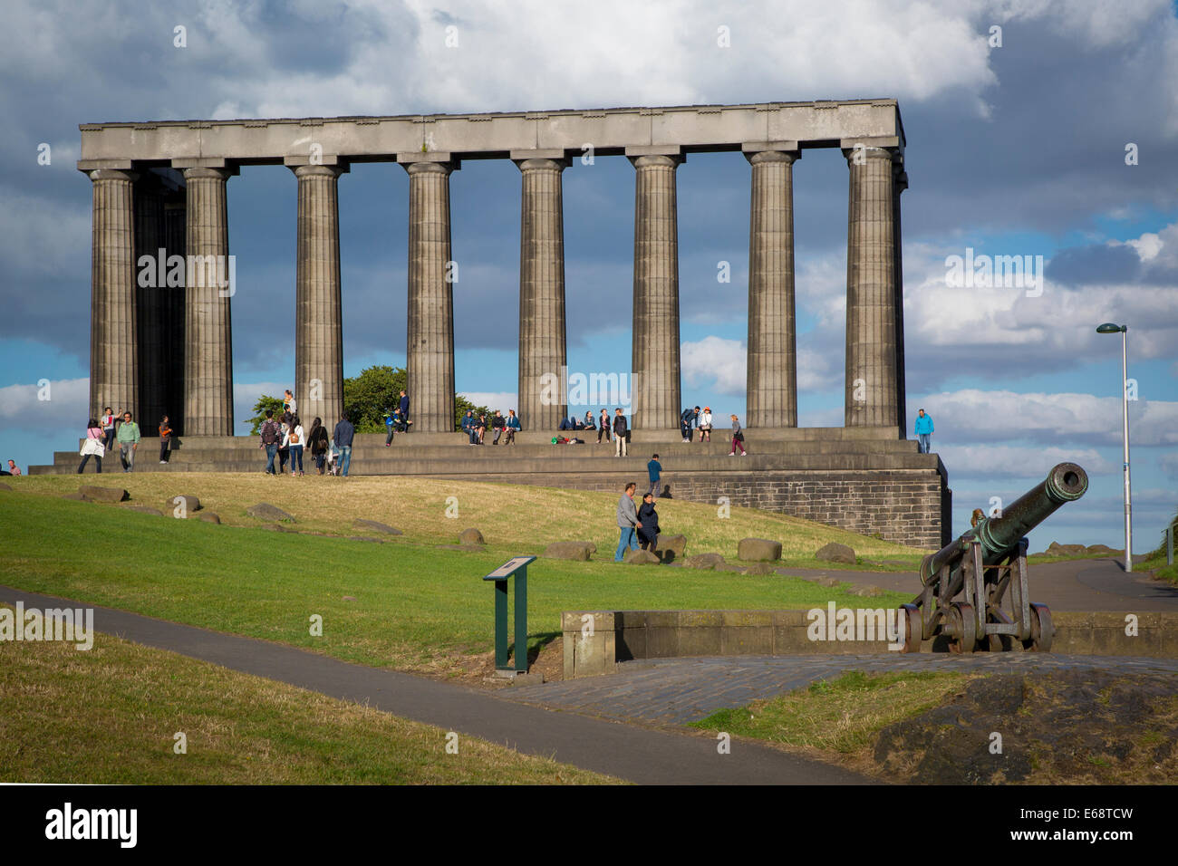 Les touristes en dessous du National Monument inachevé sur Calton Hill, Edinburgh, Lothian, Ecosse Banque D'Images