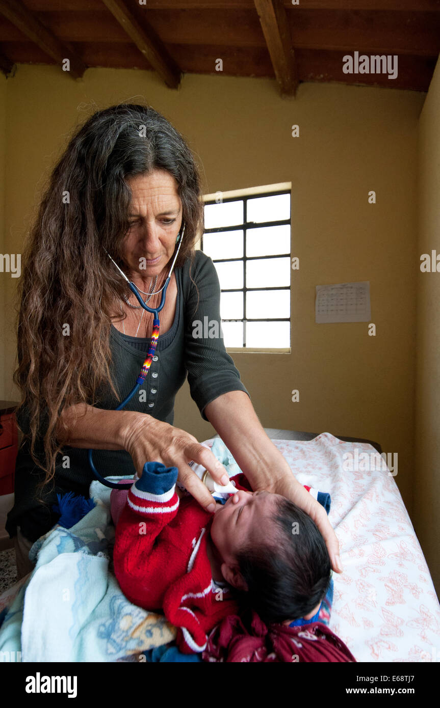 Contrôle médical d'un bébé au Guatemala Banque D'Images