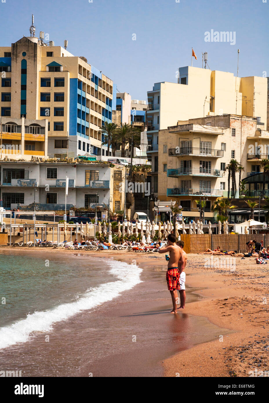 La plage de la baie de St George, à Malte. Banque D'Images