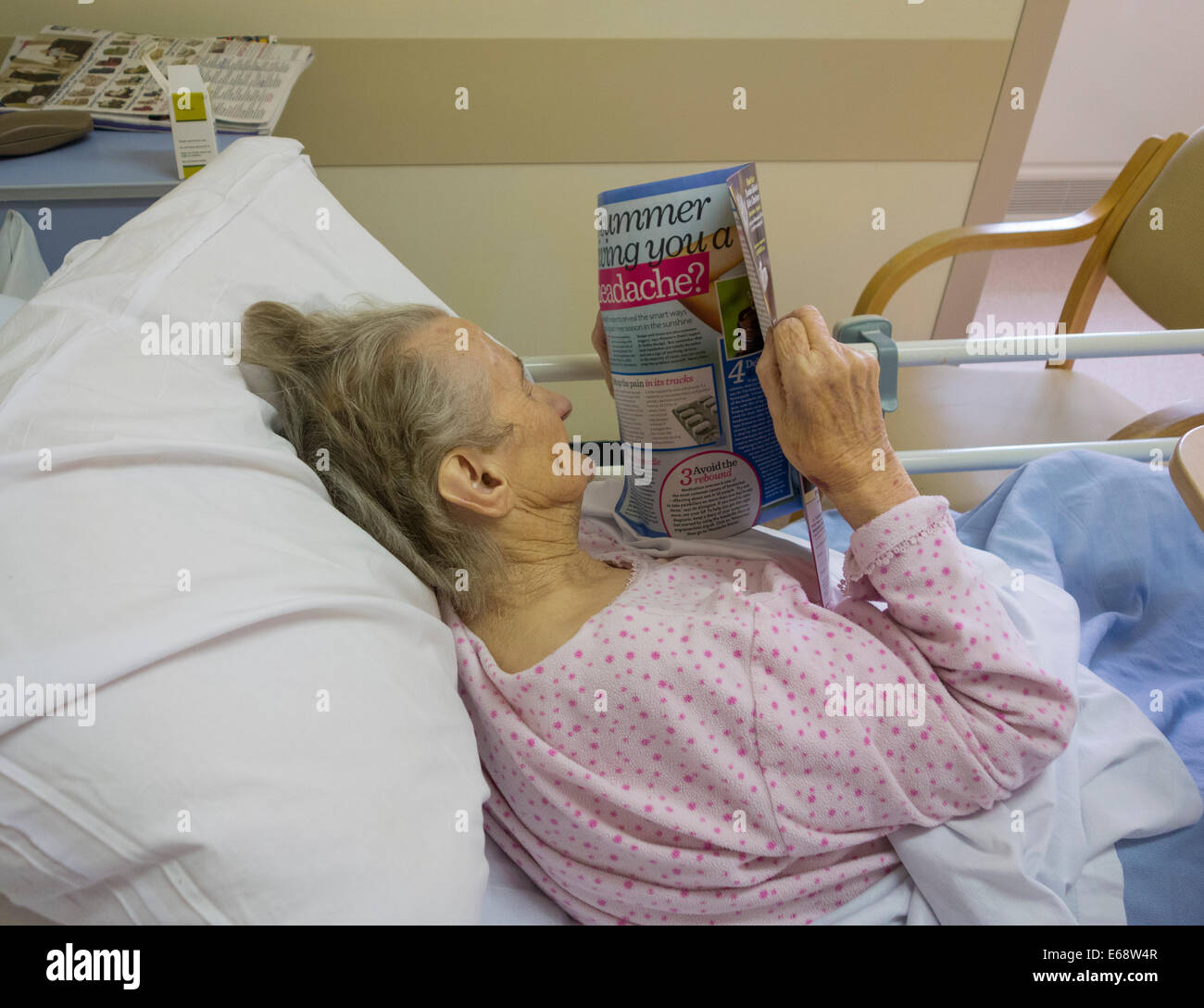 Patient âgé dans ses 90 ans atteints de cancer à l'hôpital du NHS en Angleterre, Royaume-Uni Banque D'Images