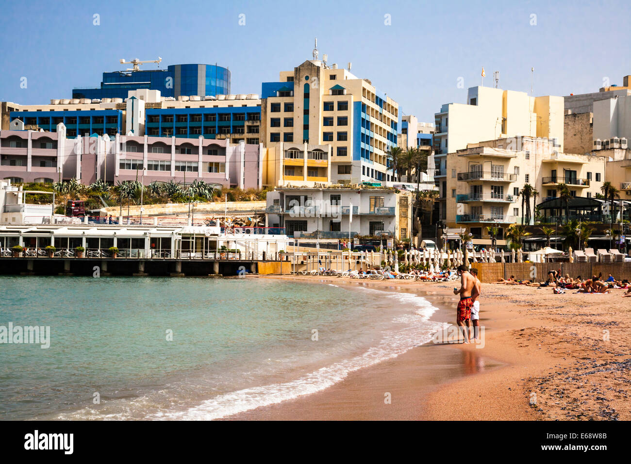 La plage de la baie de St George, à Malte. Banque D'Images
