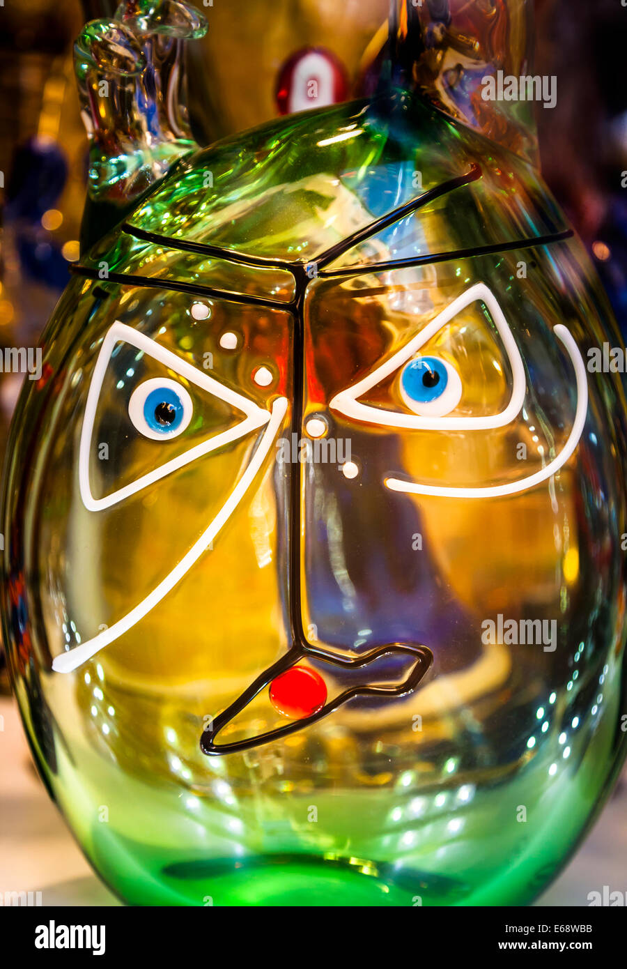 En verre de Murano Venise coloré tête avec un visage abstrait, de l'Italie. Banque D'Images