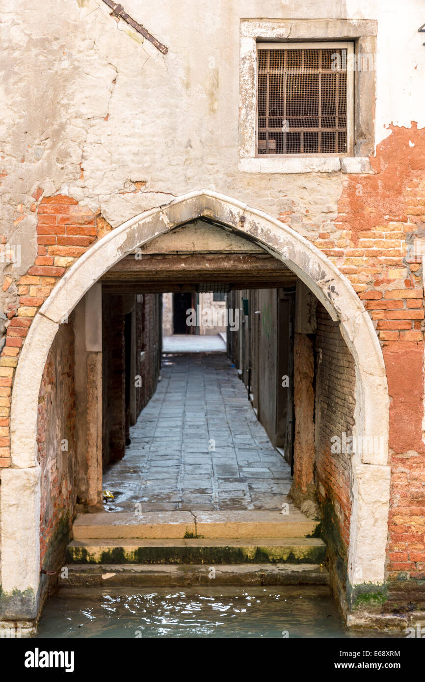 L'édicule voûté menant à un canal latéral à Venise. Banque D'Images