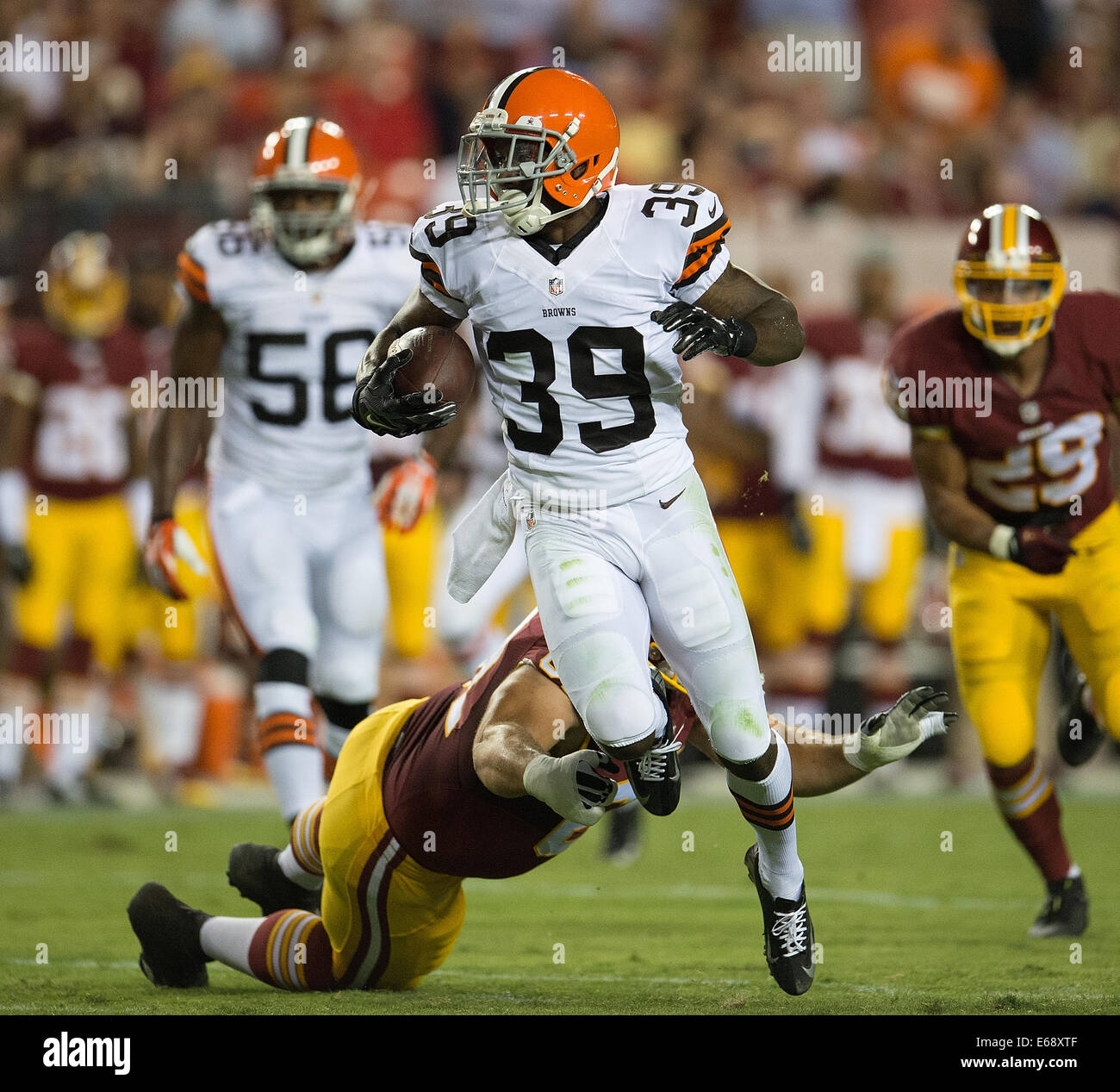 Landover, MD., NOUS. 18 août, 2014. Gratuit Tashaun sécurité Cleveland Browns Gipson (39) casse les attaquer par LeRibeus Josh garde Redskins de Washington (67) qu'il retourne une interception au cours de la première moitié de leur jeu d'avant saison de la NFL à FedEx Field à Landover, MD Lundi, 18 août 2014. Credit : Harry Walker/Alamy Live News Banque D'Images