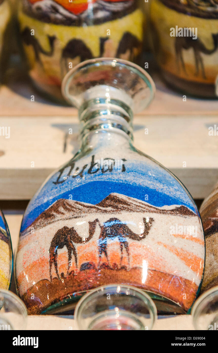 L'art du sable dans des bouteilles sur le marché Souk Madinat Jumeirah Dubai, Émirats arabes unis Émirats arabes unis. Banque D'Images