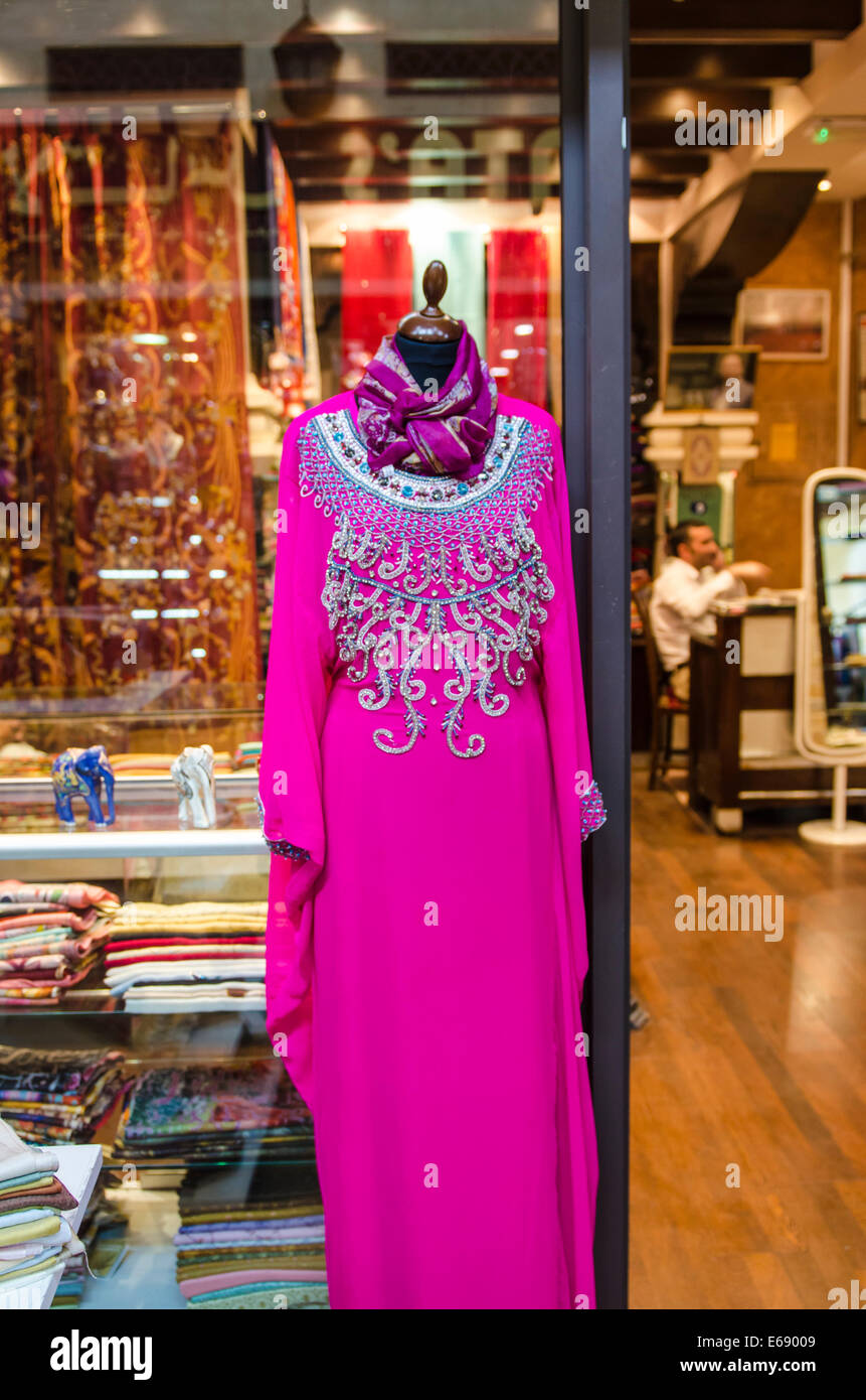 Vêtements Les vêtements et les textiles au marché Souk Madinat Jumeirah Dubai, Émirats arabes unis Émirats arabes unis. Banque D'Images