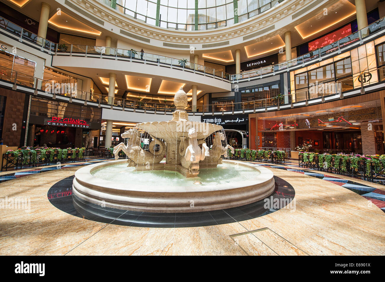 Restaurant cafe de la fontaine dans l'atrium en verre de détail dans