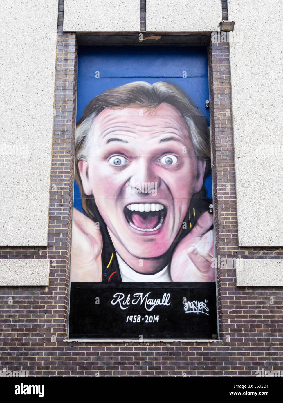 Une murale en hommage à Rik Mayall sur le côté de la Playhouse Theatre, à Harlow Essex Banque D'Images