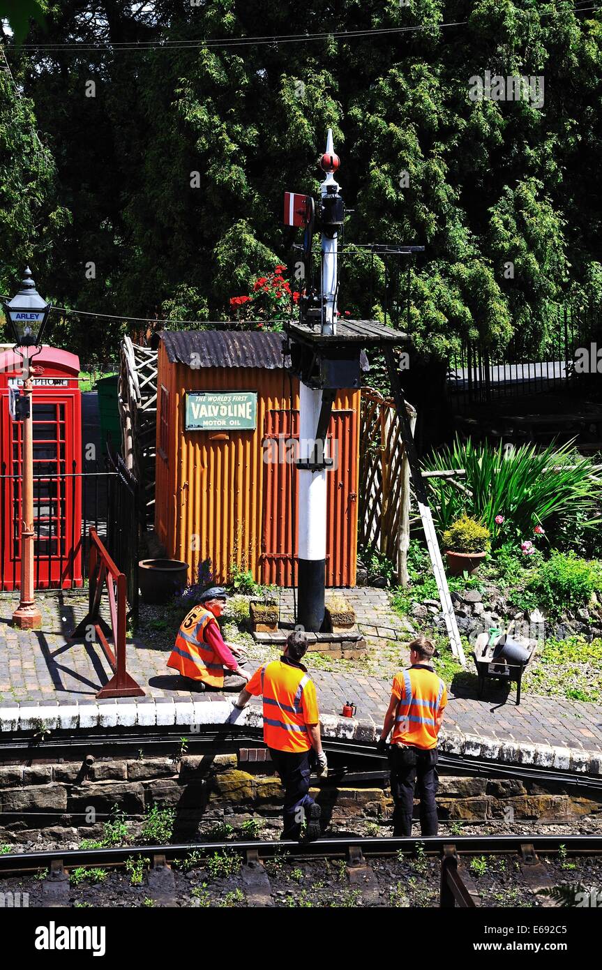 Les travailleurs de l'entretien de la voie (permanente) à la gare, chemin de fer de la vallée de la Severn, Arley, Angleterre. Banque D'Images