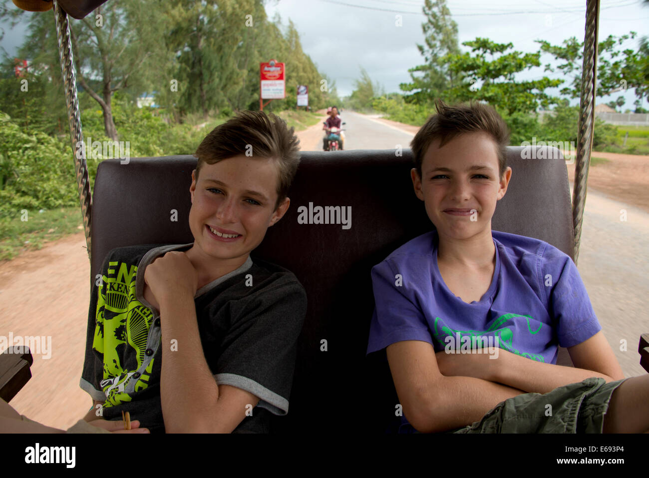 Les enfants de l'ouest en rickshaw, Cambodge Banque D'Images