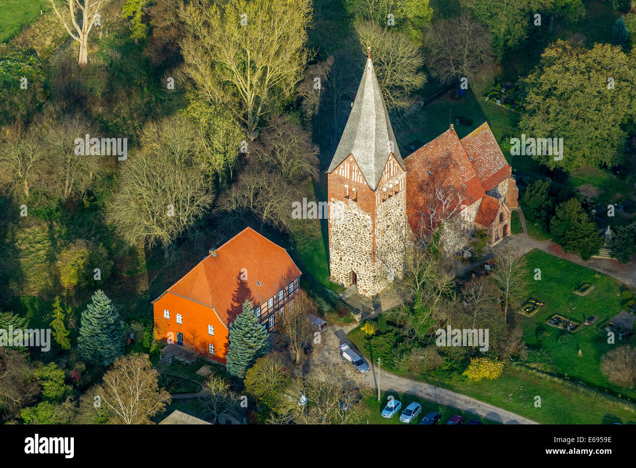 Vue aérienne, ancienne église de Zarnekow, Dargun, Mecklembourg-Poméranie-Occidentale, Allemagne Banque D'Images