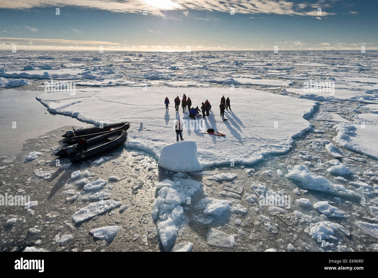 Les touristes pris dans des bateaux gonflables sur un banc de glace, la banquise, l'océan Arctique, l'île du Spitzberg, archipel du Svalbard Banque D'Images