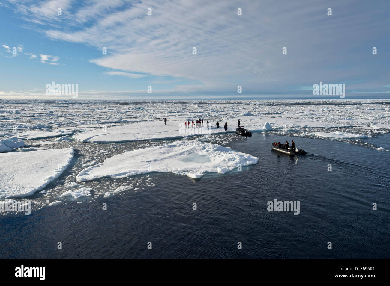 Les touristes pris dans des bateaux gonflables sur un banc de glace, la banquise, l'océan Arctique, l'île du Spitzberg, archipel du Svalbard Banque D'Images