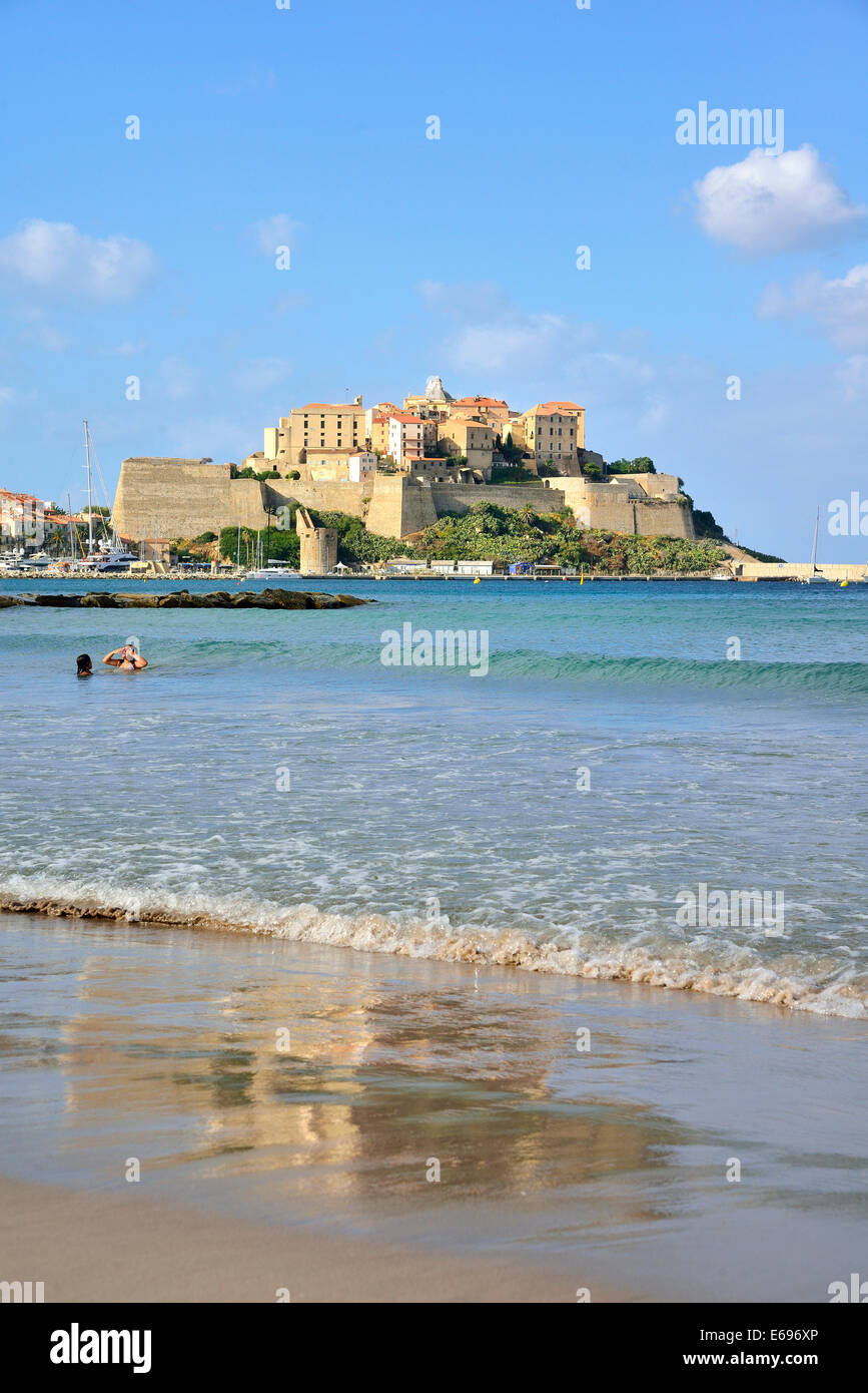 Vue De La Citadelle Depuis La Plage De La Ville Calvi