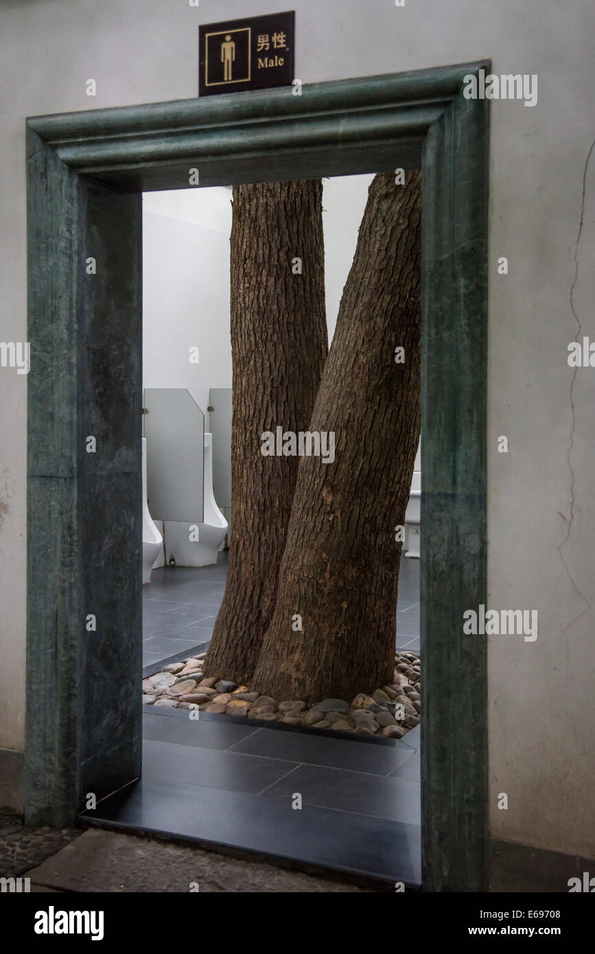 Toilettes pour hommes avec des arbres, Temple Liuhe, Hangzhou, Province de Zhejiang, Chine Banque D'Images