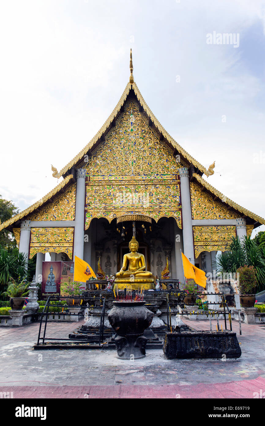 Bouddha d'or en face de Wat Chedi Luang Temple, Chiang Mai, Thaïlande du Nord, Thaïlande Banque D'Images