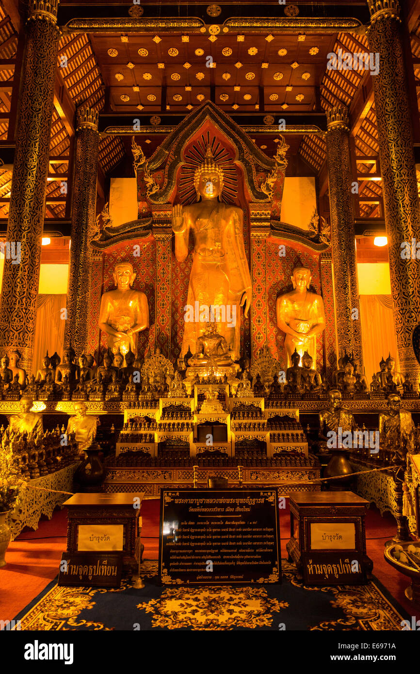 Bouddha d'or de Wat Chedi Luang Temple, Chiang Mai, Thaïlande du Nord, Thaïlande Banque D'Images