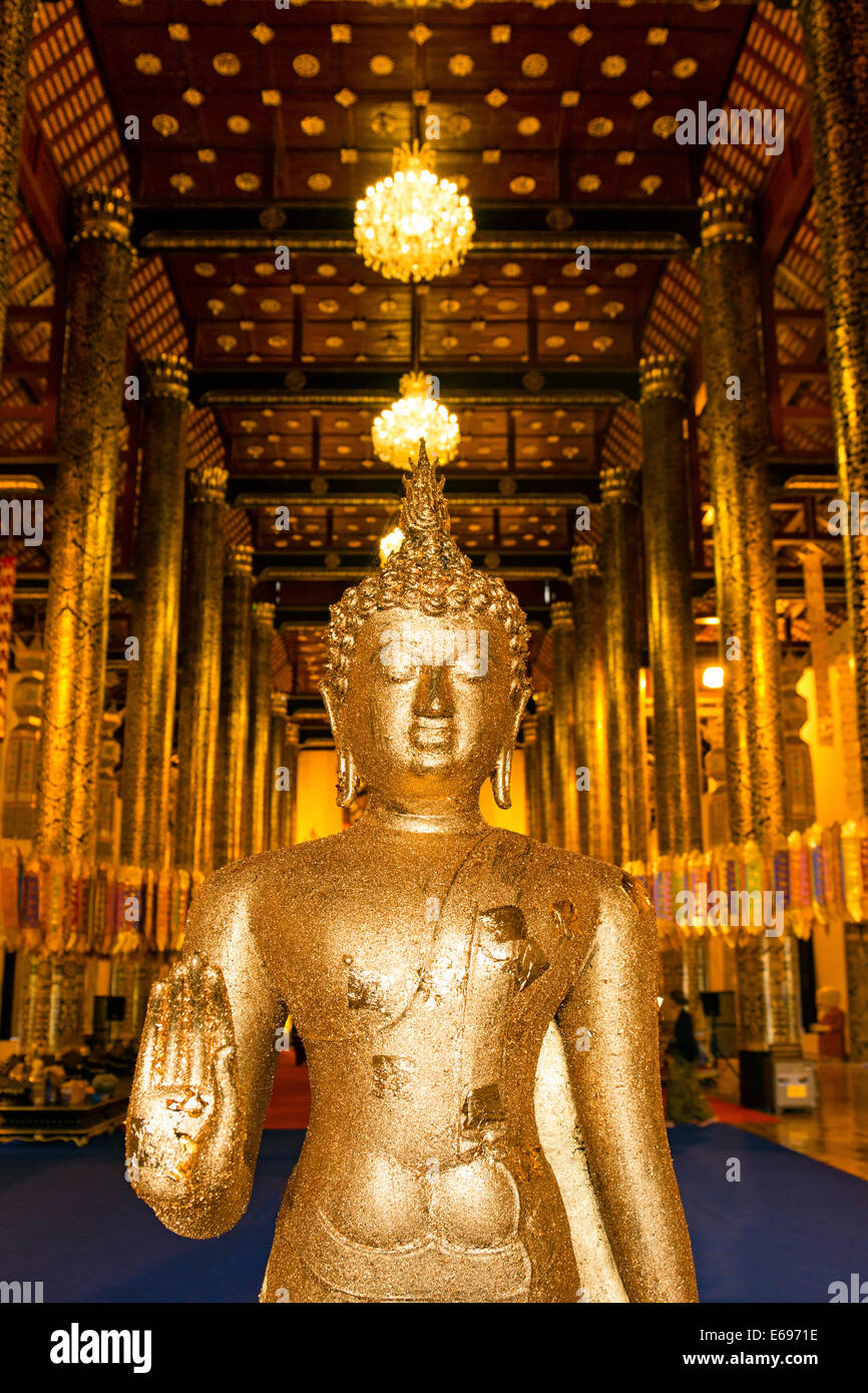 Bouddha Doré à l'entrée du Wat Chedi Luang Temple, Chiang Mai, Thaïlande du Nord, Thaïlande Banque D'Images