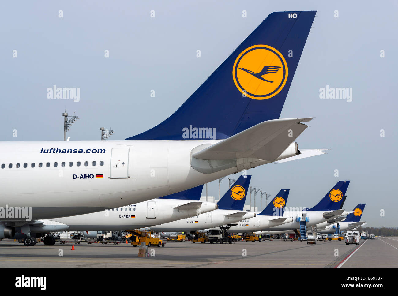 Avions de la Deutsche Lufthansa AG sur leurs positions dans le Terminal 2, Aéroport de Munich, Munich, Haute-Bavière, Bavière Banque D'Images