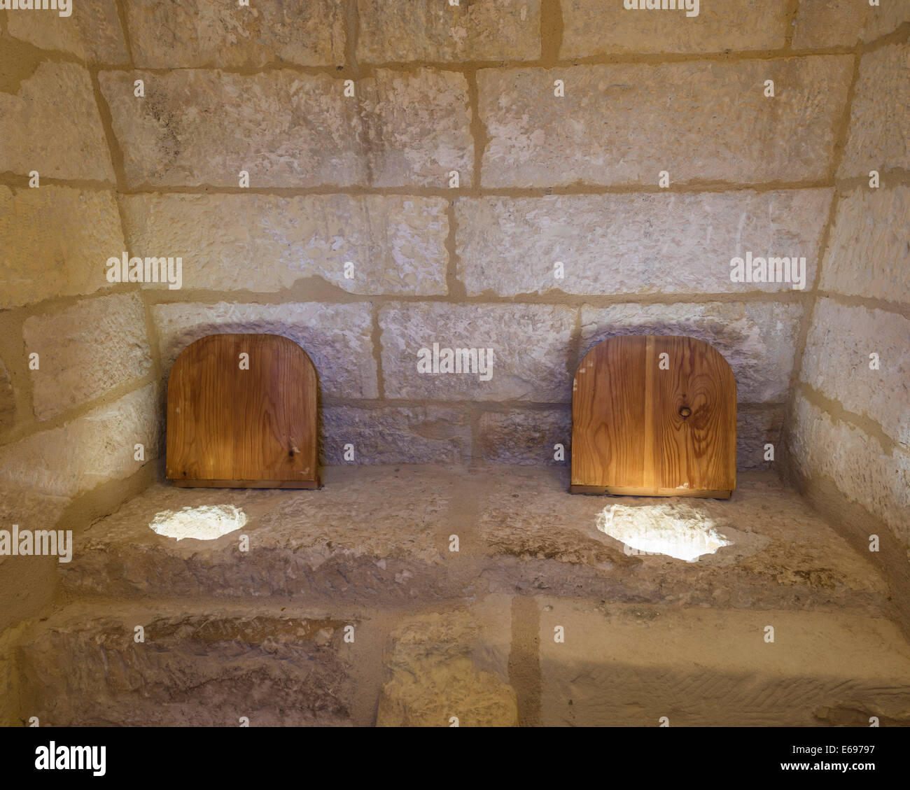 Toilette médiévale Banque de photographies et d'images à haute résolution -  Alamy