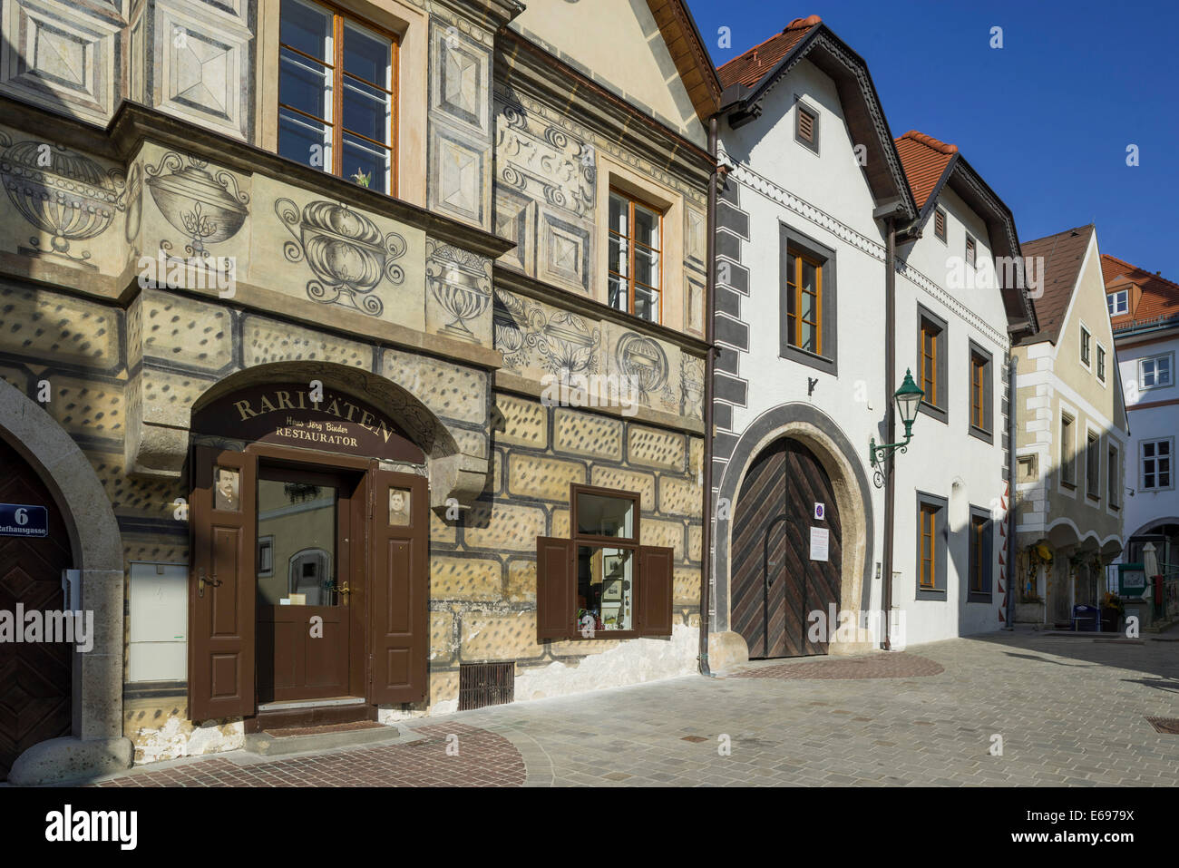 Rangée historique de maisons avec sgraffito, Mödling, Basse-Autriche, Autriche Banque D'Images