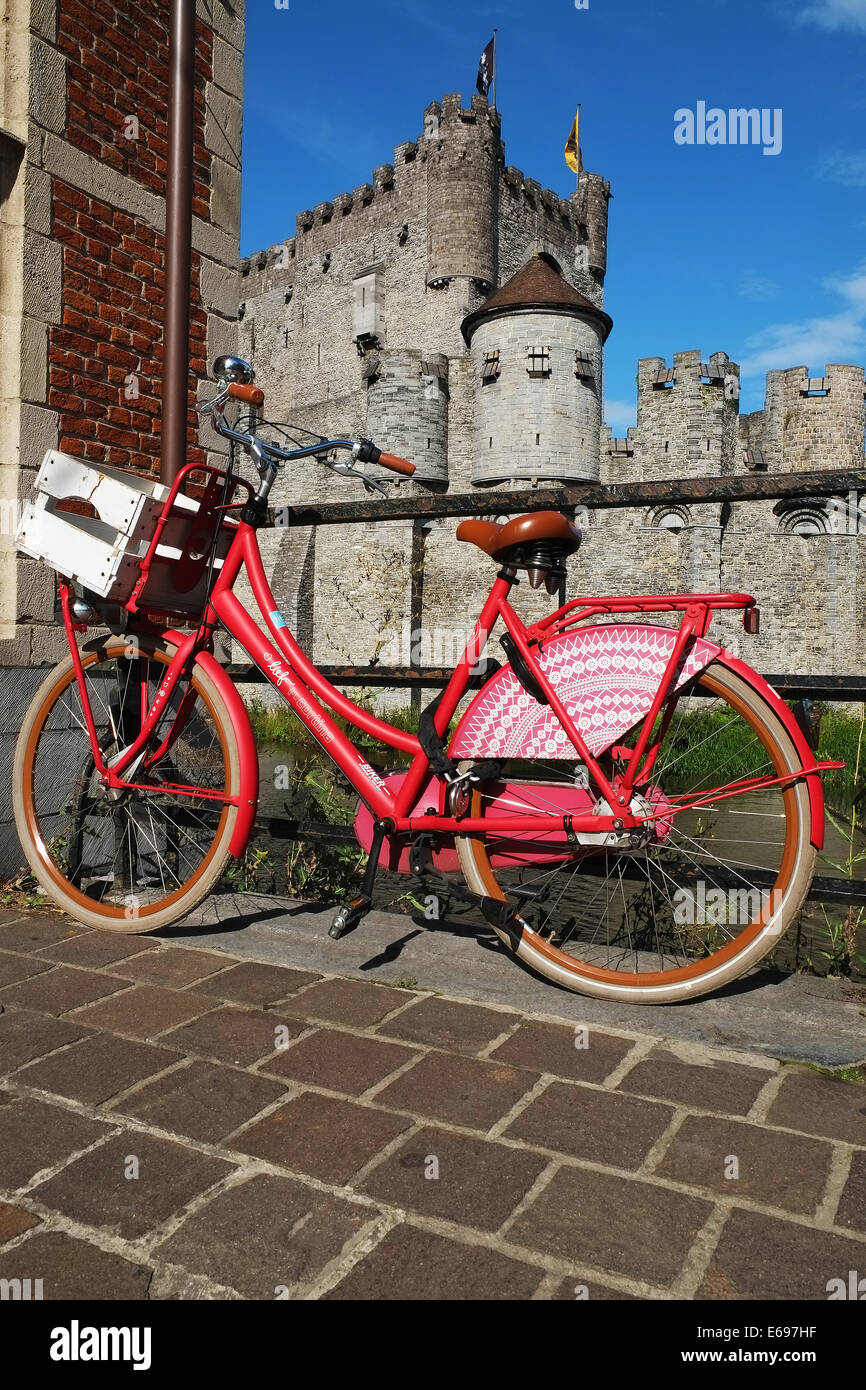 Vieux vélo avec le Gravensteen dans le bakcground Banque D'Images