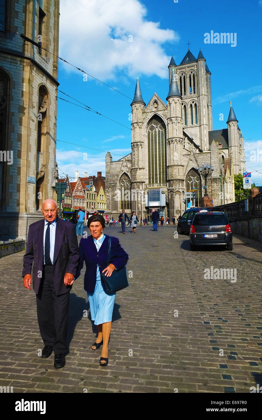 Vieux couple dans les rues de la ville historique de Gand Banque D'Images