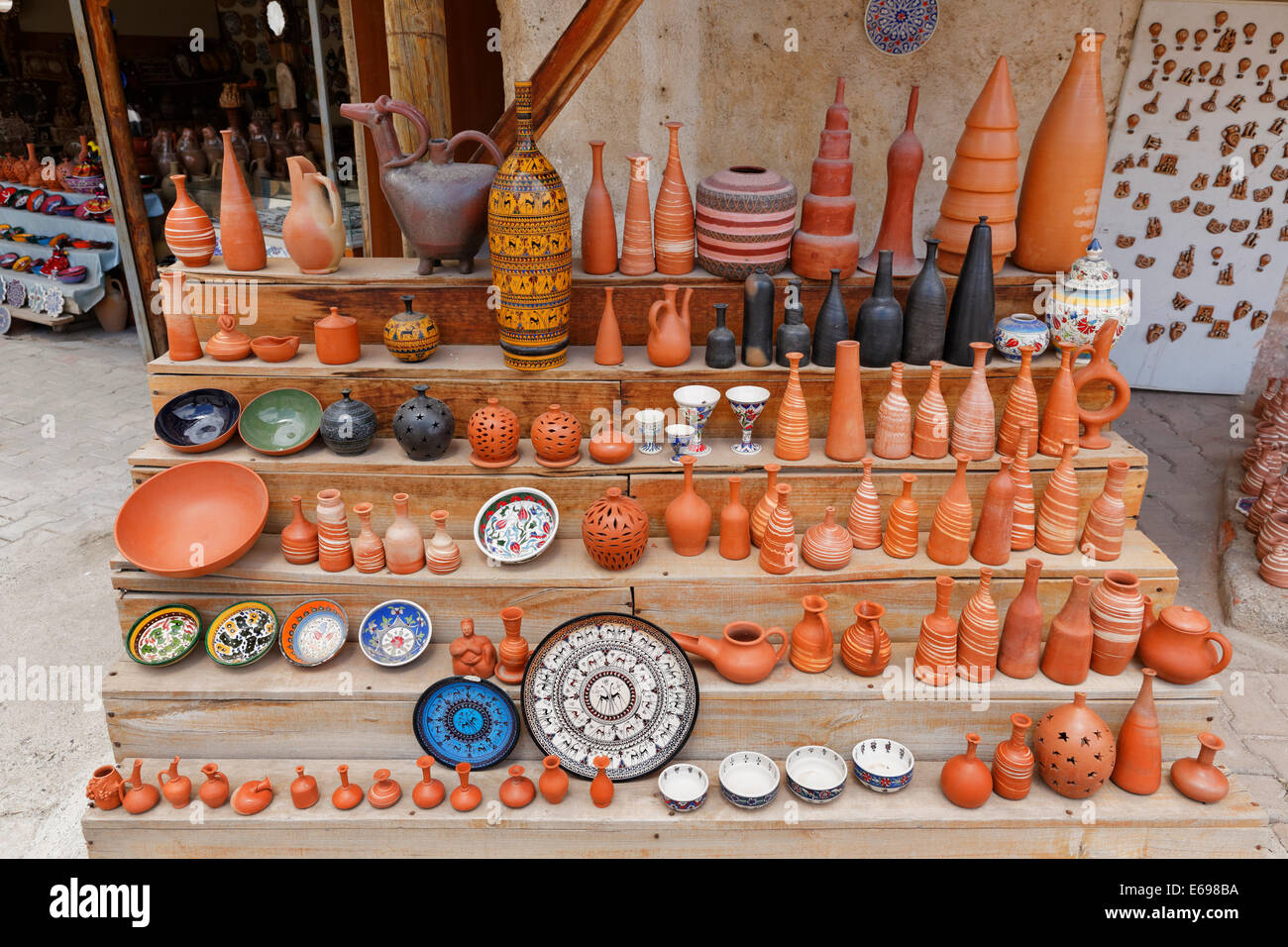 Marchandises d'une poterie, Avanos, Province de Nevşehir, Cappadoce, Anatolie centrale, Anatolie, Turquie Banque D'Images