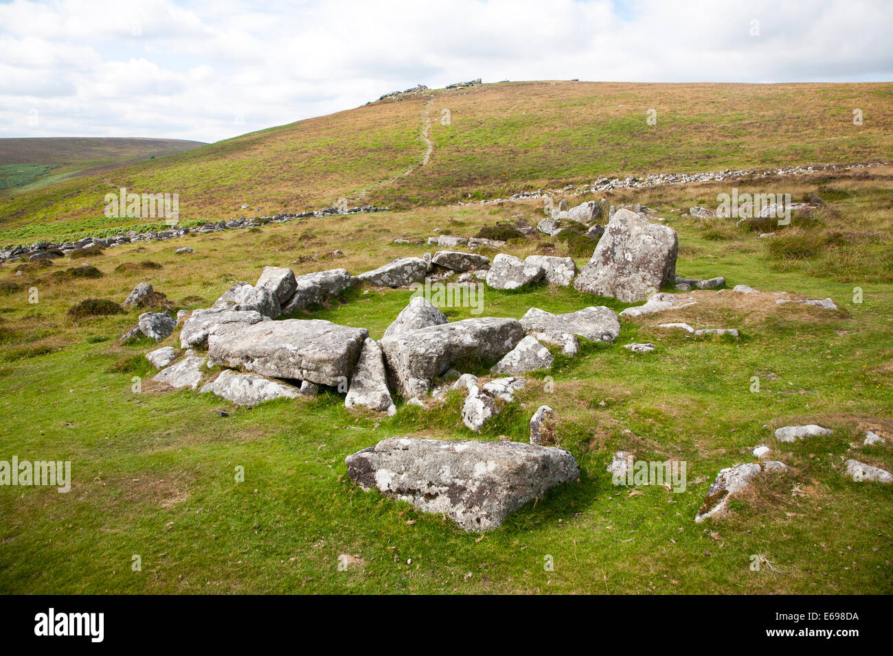 Ruines de cabane en pierre cercle dans la zone enlcosed néolithique de Grimspound, Dartmoor National Park, Devon, Angleterre Banque D'Images