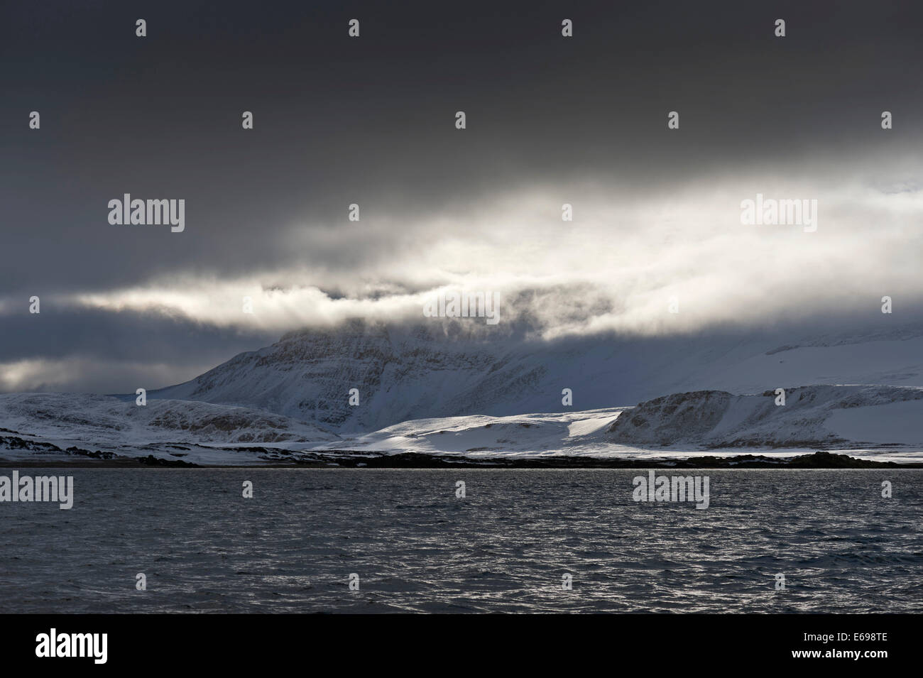 La lumière, l'atmosphère dramatique, Reliktbukta Nordaustland, archipel du Svalbard, Svalbard et Jan Mayen (Norvège) Banque D'Images La lumière, l'atmosphère dramatique, Reliktbukta Nordaustland, archipel du Svalbard, Svalbard et Jan Mayen (Norvège) Banque D'Images