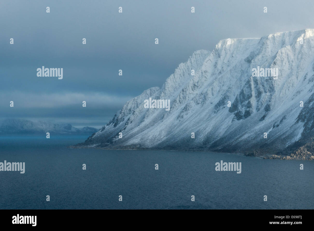 Dans les montagnes neige-couvertes de neige, lumière, Reliktbukta Nordaustland, archipel du Svalbard, Svalbard et Jan Mayen (Norvège) Banque D'Images Dans les montagnes neige-couvertes de neige, lumière, Reliktbukta Nordaustland, archipel du Svalbard, Svalbard et Jan Mayen (Norvège) Banque D'Images