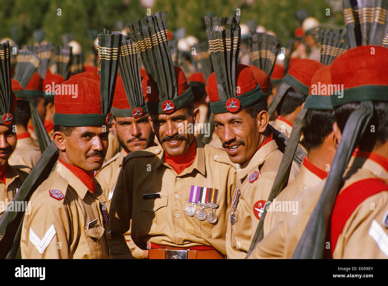 Le personnel militaire en uniforme avant de défiler ( Pakistan) Banque D'Images