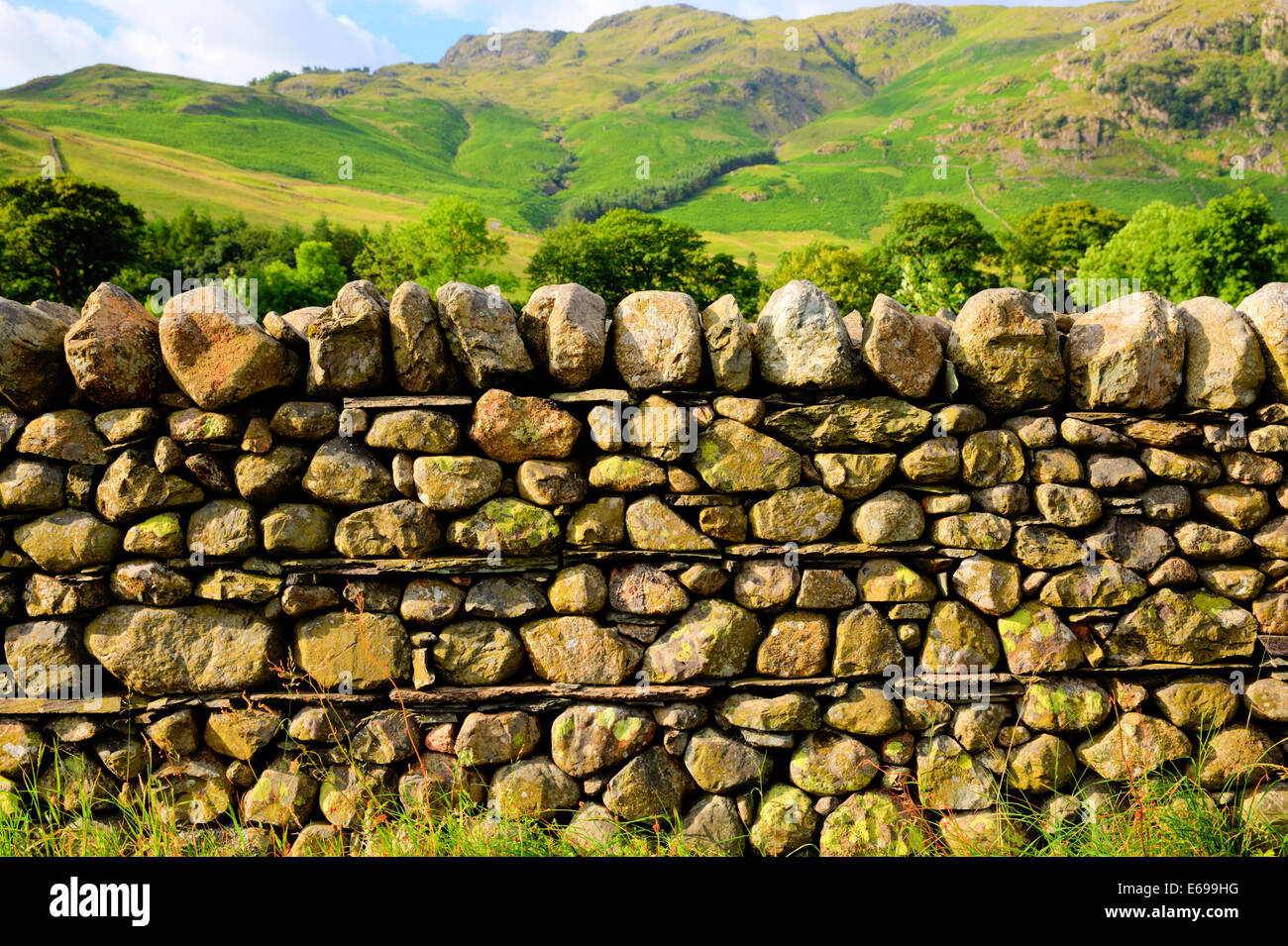 Mur en pierre sèche avec aucun mortier du nord de l'Angleterre dans le Parc National de Lake District Cumbria Banque D'Images