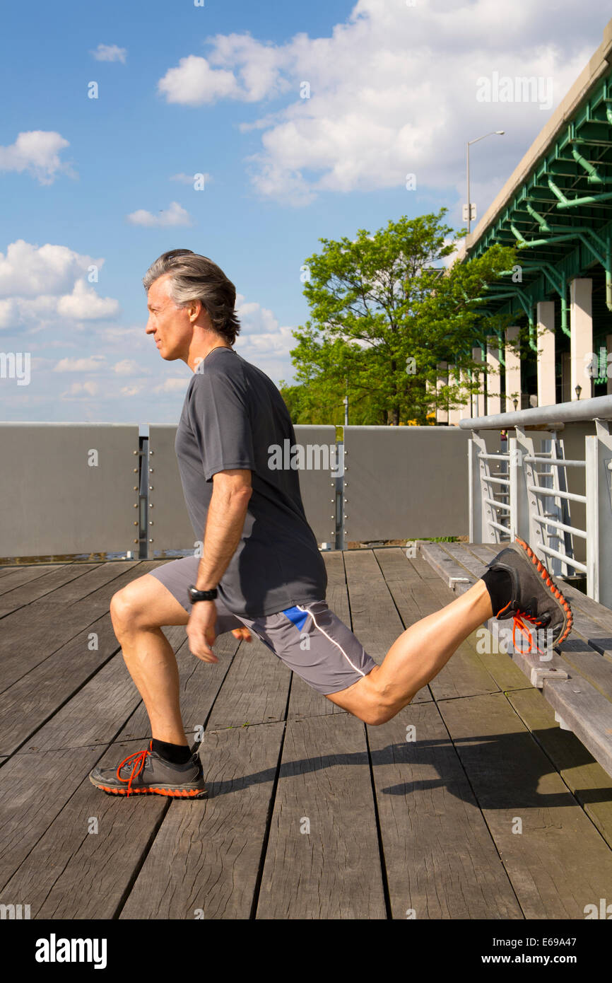 Young man exercising on pont urbain Banque D'Images