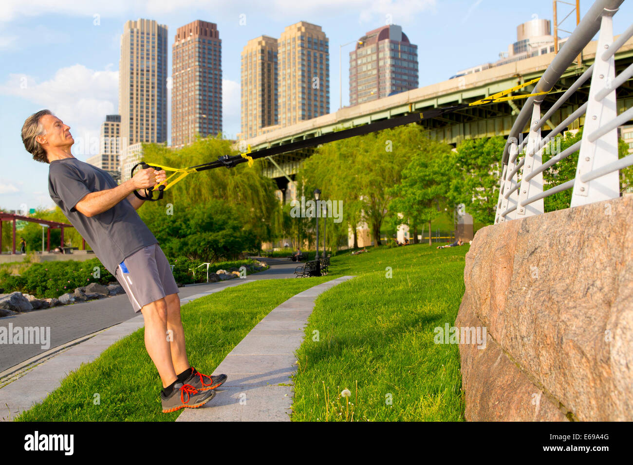 Caucasian man exercising in urban park Banque D'Images