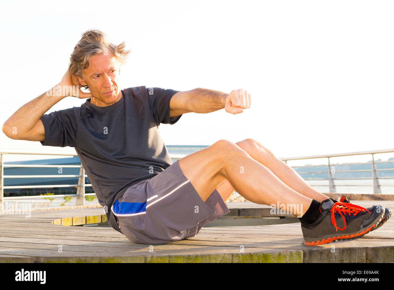 Caucasian man exercising in waterfront park Banque D'Images