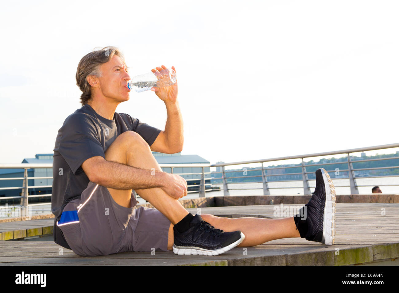 Caucasian runner l'eau potable au Waterfront Park Banque D'Images